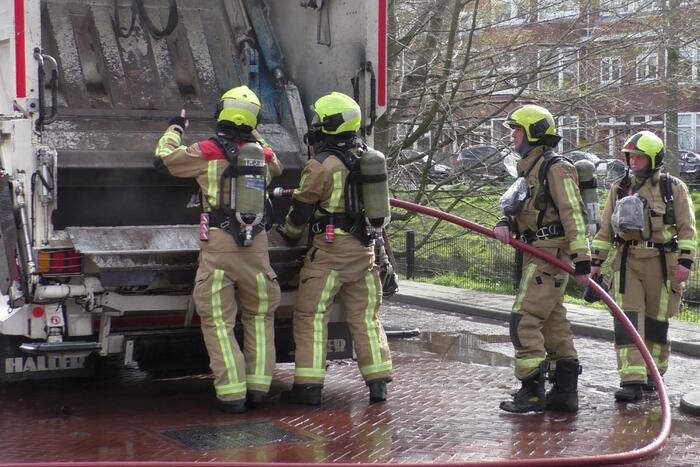 Lading van vuilniswagen vat vlam