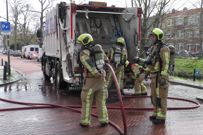 Lading van vuilniswagen vat vlam