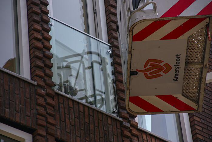 Duiven vast achter glasplaat