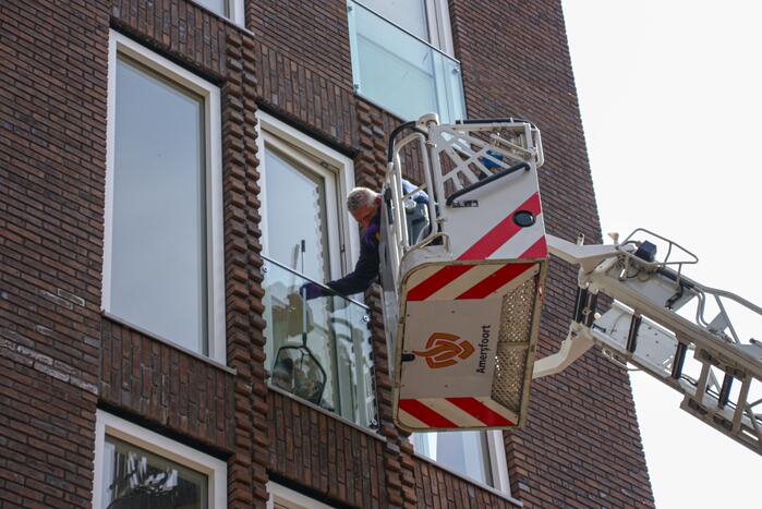 Duiven vast achter glasplaat