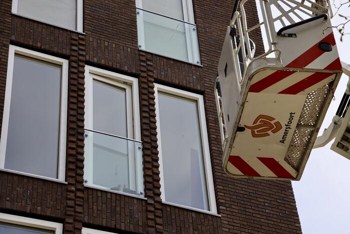 Duiven vast achter glasplaat