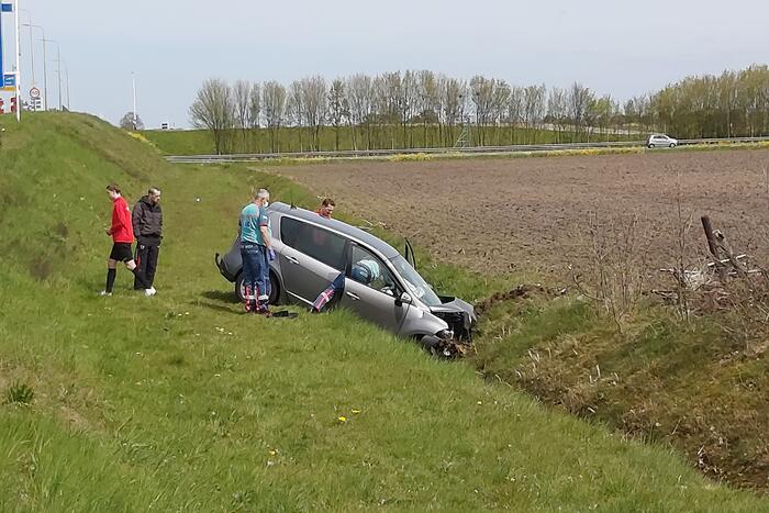 Auto vliegt uit de bocht de sloot in
