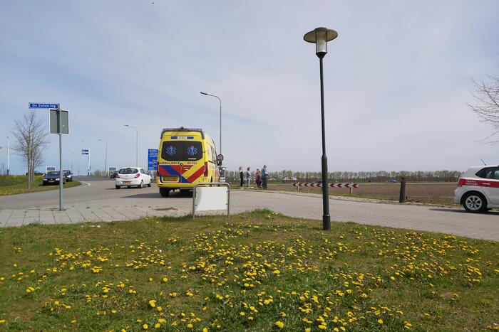 Auto vliegt uit de bocht de sloot in