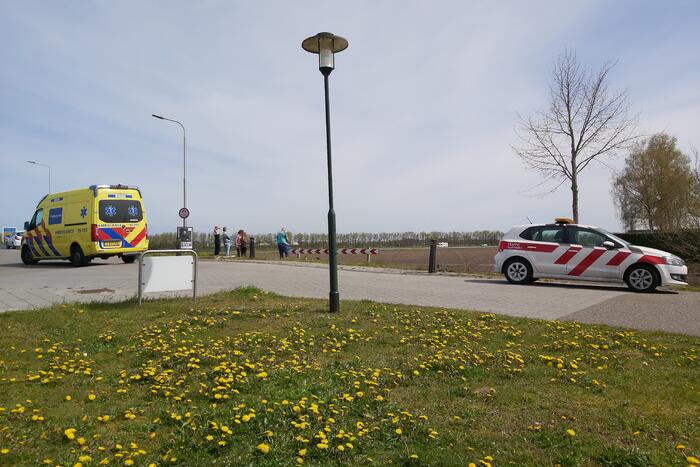 Auto vliegt uit de bocht de sloot in