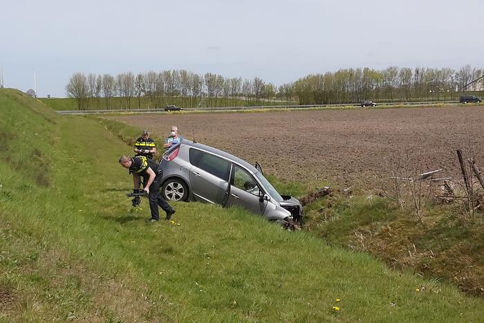 Auto vliegt uit de bocht de sloot in