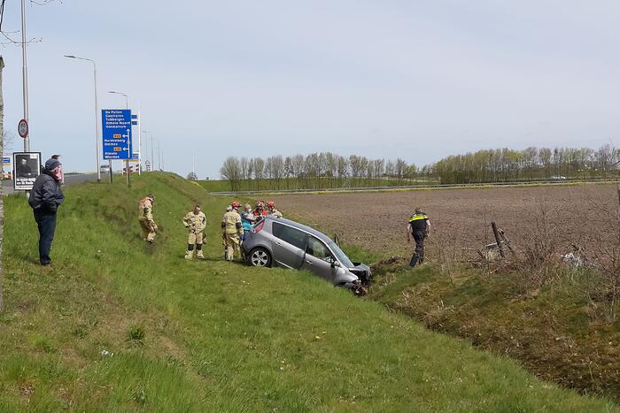 Auto vliegt uit de bocht de sloot in