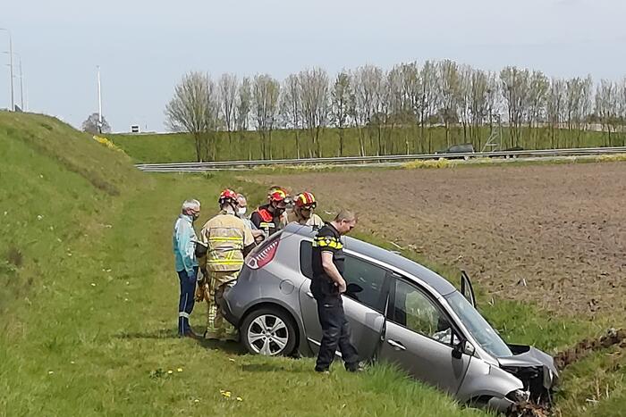 Auto vliegt uit de bocht de sloot in
