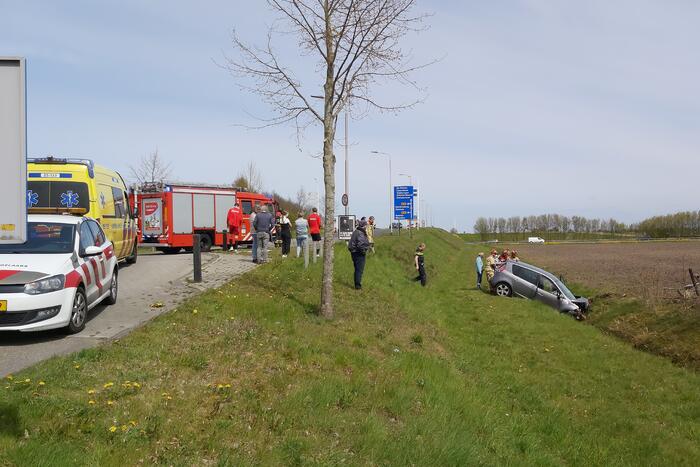 Auto vliegt uit de bocht de sloot in