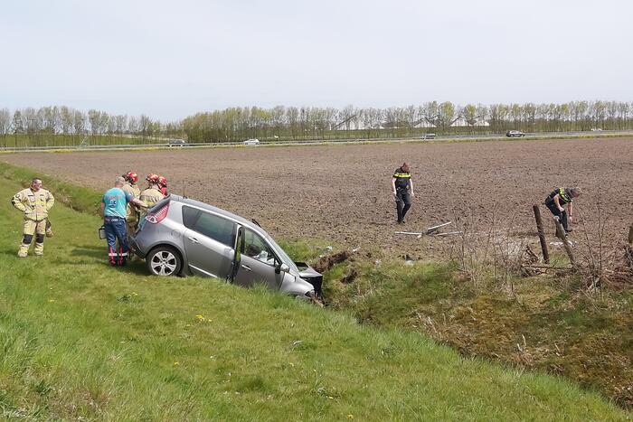 Auto vliegt uit de bocht de sloot in