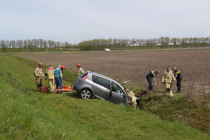 Auto vliegt uit de bocht de sloot in