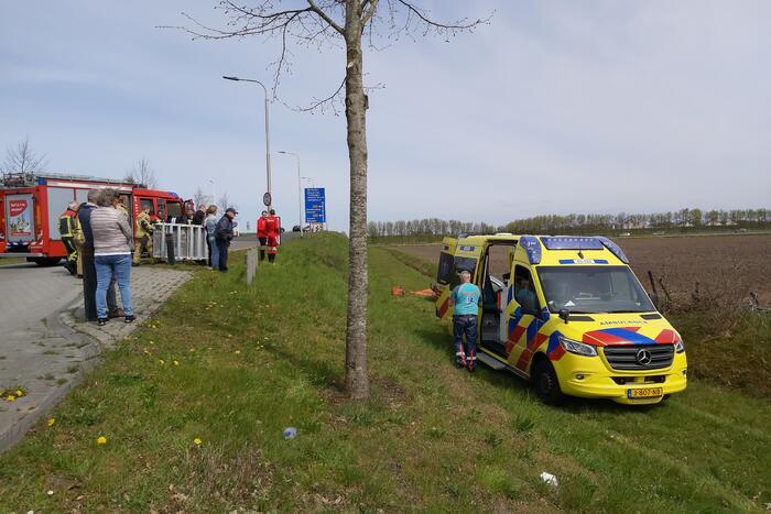 Auto vliegt uit de bocht de sloot in