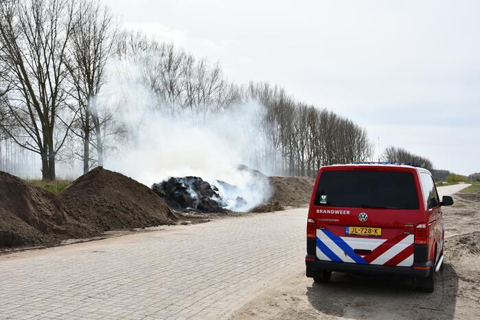 Grote rookwolken door brand in berg riet