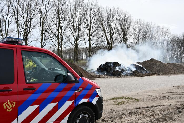 Grote rookwolken door brand in berg riet