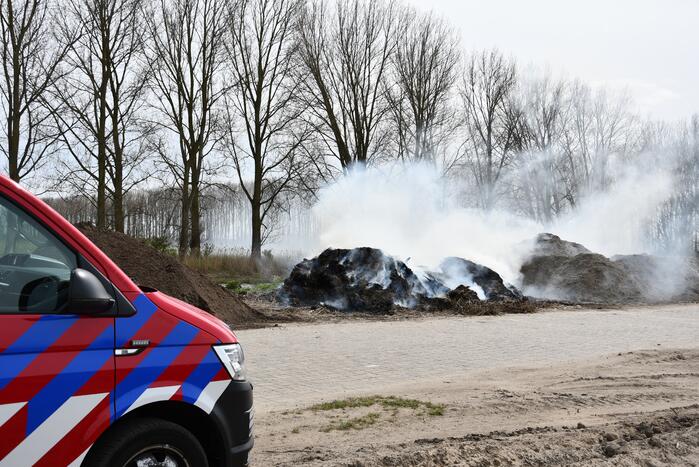 Grote rookwolken door brand in berg riet