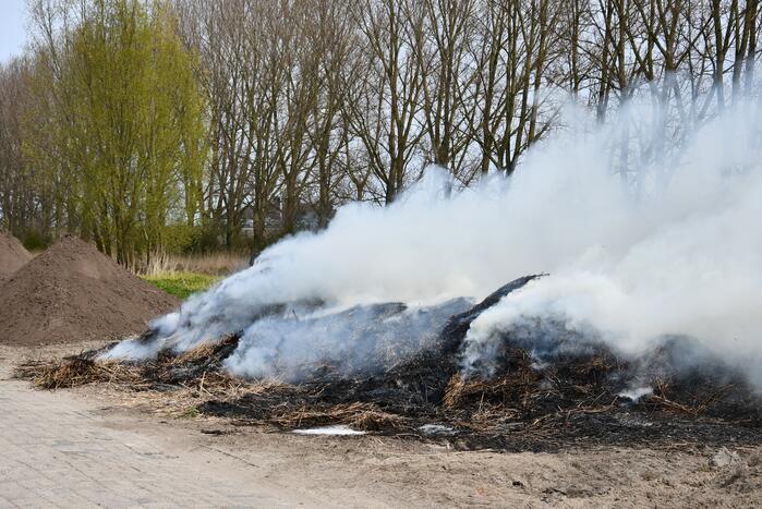 Grote rookwolken door brand in berg riet