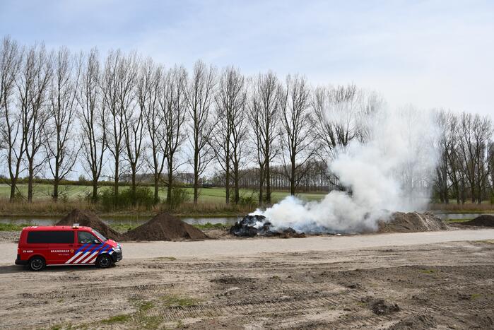 Grote rookwolken door brand in berg riet