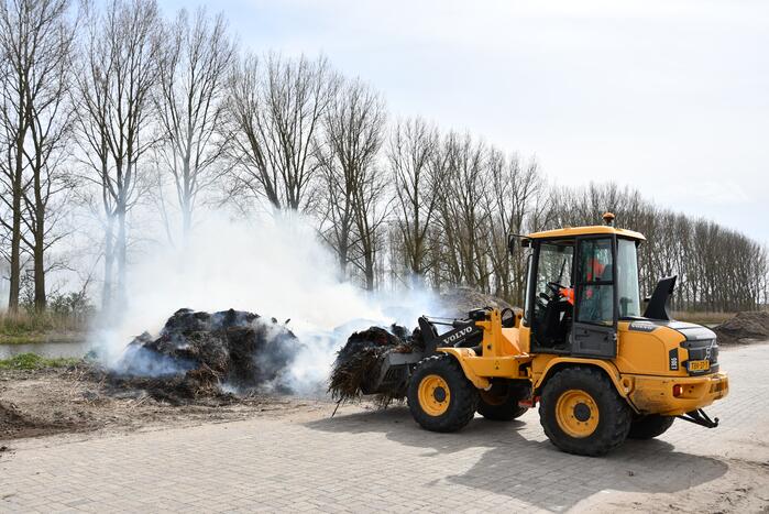 Grote rookwolken door brand in berg riet