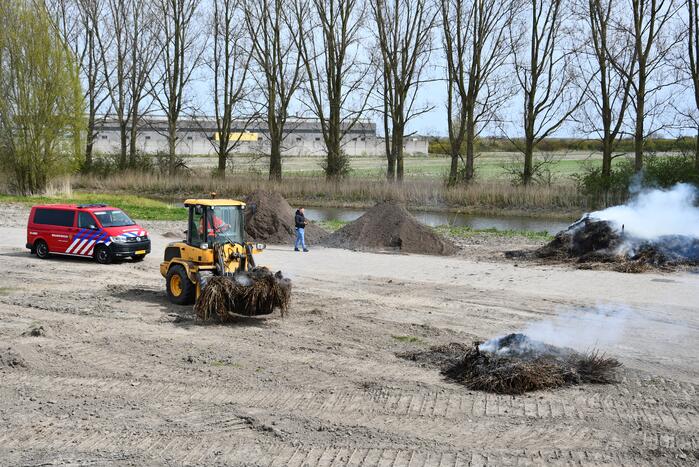 Grote rookwolken door brand in berg riet