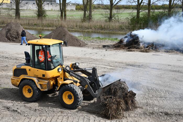 Grote rookwolken door brand in berg riet