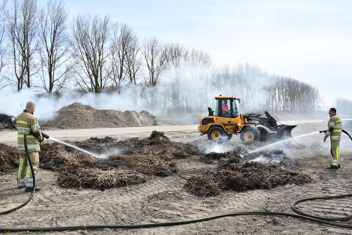 Grote rookwolken door brand in berg riet