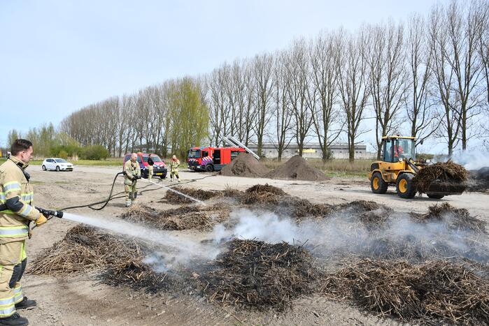 Grote rookwolken door brand in berg riet