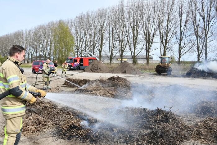 Grote rookwolken door brand in berg riet