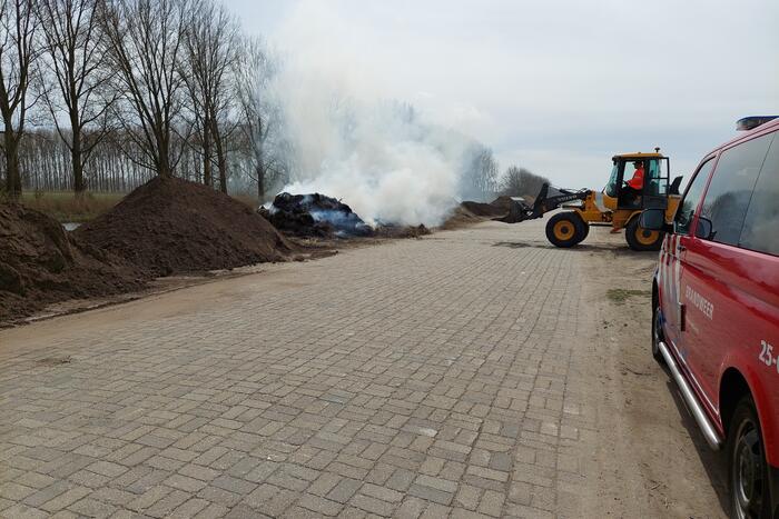 Grote rookwolken door brand in berg riet