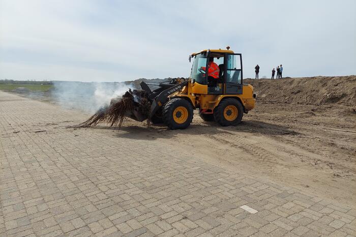 Grote rookwolken door brand in berg riet
