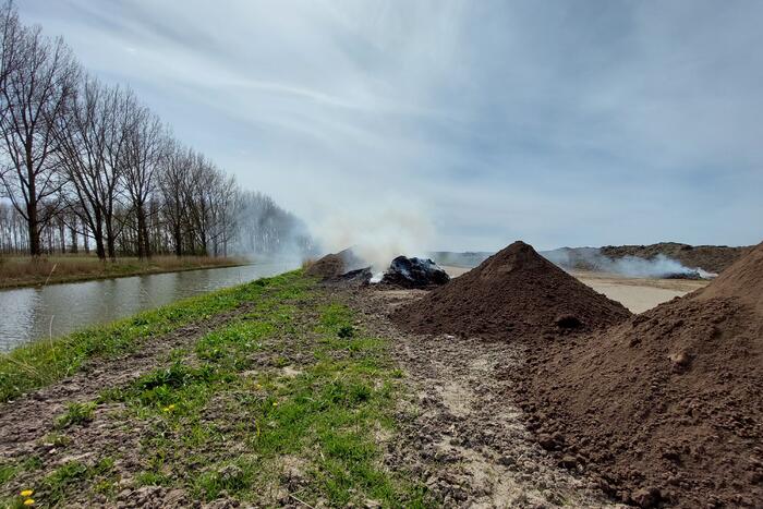 Grote rookwolken door brand in berg riet