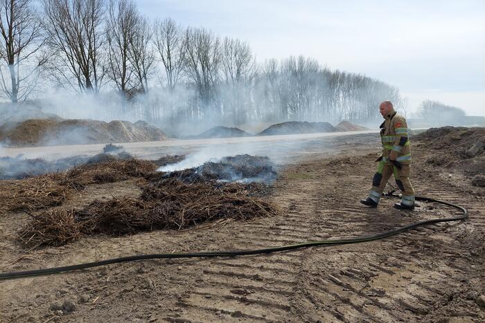 Grote rookwolken door brand in berg riet
