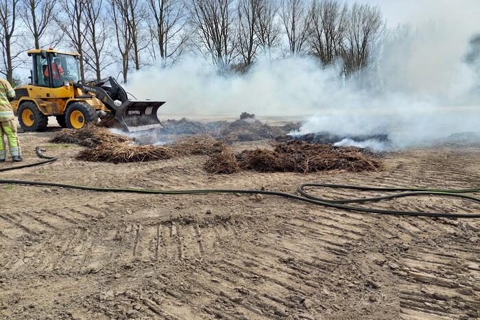 Grote rookwolken door brand in berg riet