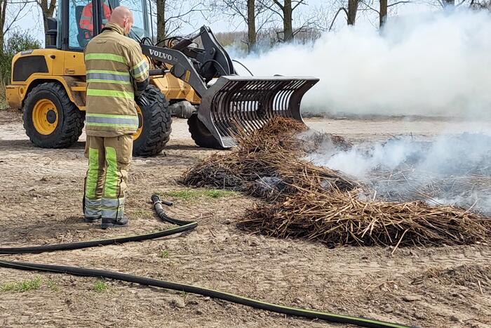 Grote rookwolken door brand in berg riet
