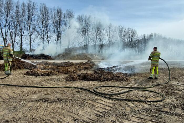Grote rookwolken door brand in berg riet