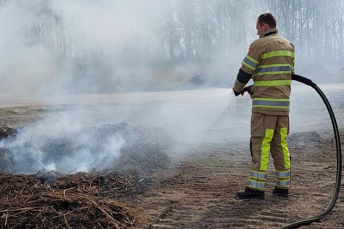 Grote rookwolken door brand in berg riet