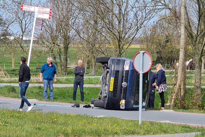 Bestelbus belandt op zijn kant bij verkeersongeval