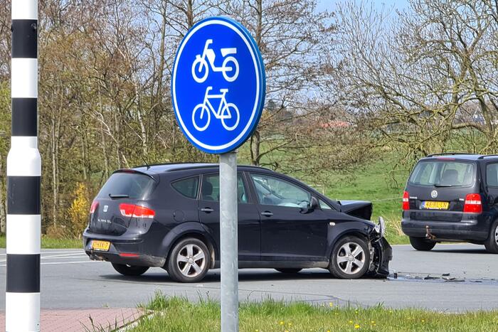 Bestelbus belandt op zijn kant bij verkeersongeval