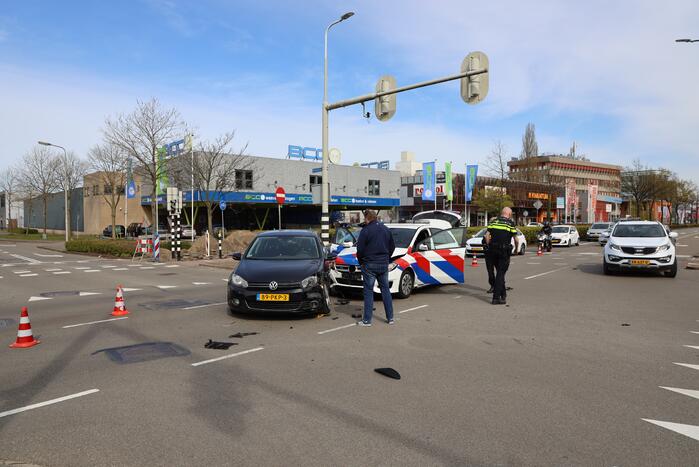 Politieauto met spoed ramt personenauto