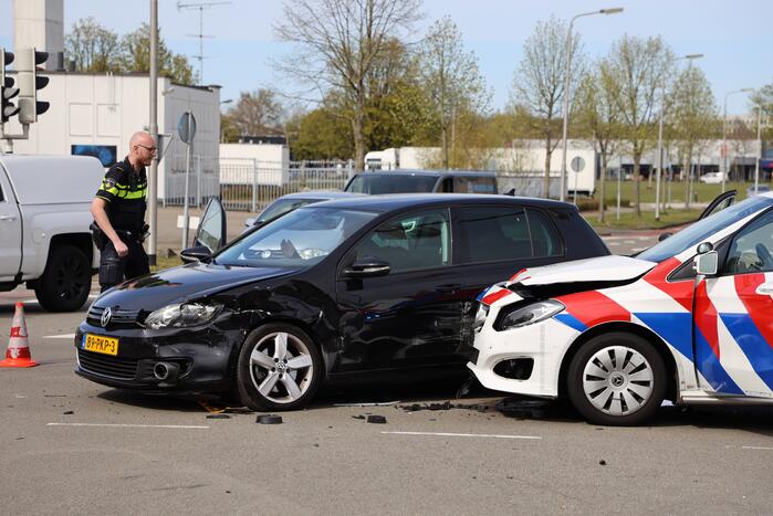 Politieauto met spoed ramt personenauto