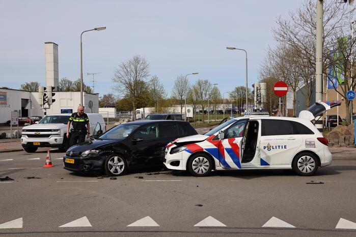Politieauto met spoed ramt personenauto
