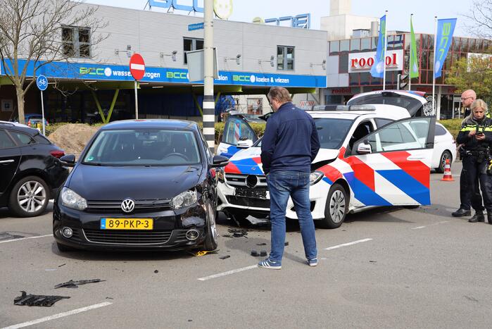 Politieauto met spoed ramt personenauto