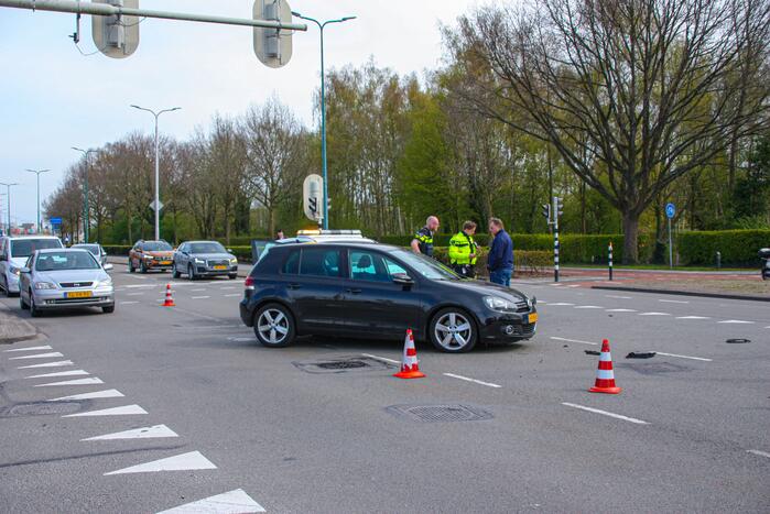 Politieauto met spoed ramt personenauto