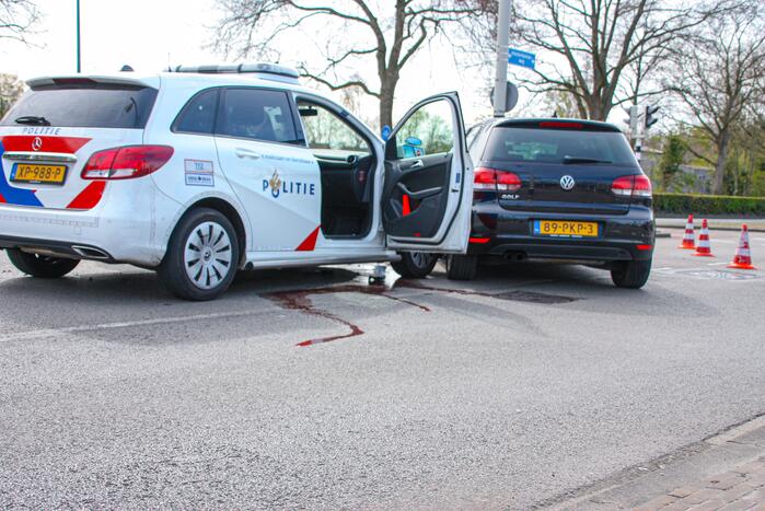 Politieauto met spoed ramt personenauto