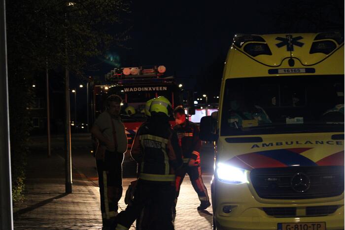 Veel hulpdiensten ingezet voor man met biertje op dak van flat