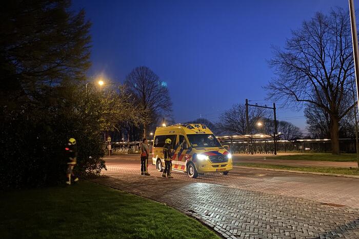 Veel hulpdiensten ingezet voor man met biertje op dak van flat