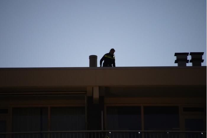 Veel hulpdiensten ingezet voor man met biertje op dak van flat