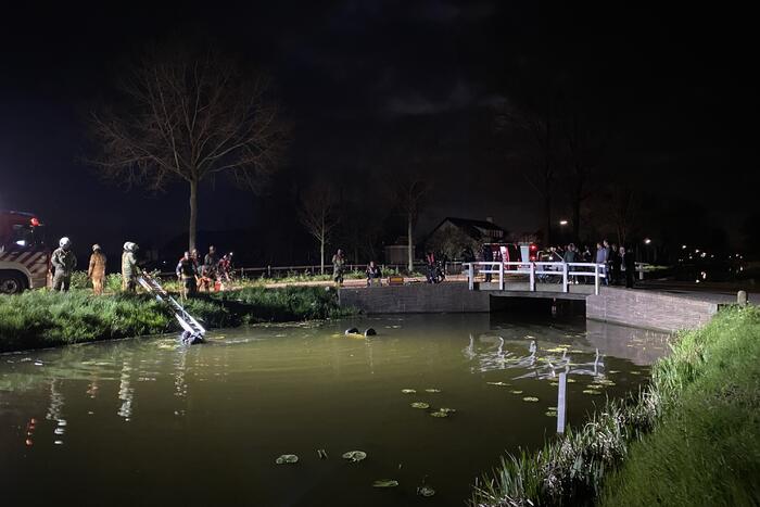 Brommobiel op z'n kop in de sloot