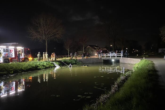 Brommobiel op z'n kop in de sloot