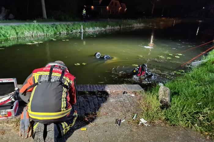 Brommobiel op z'n kop in de sloot