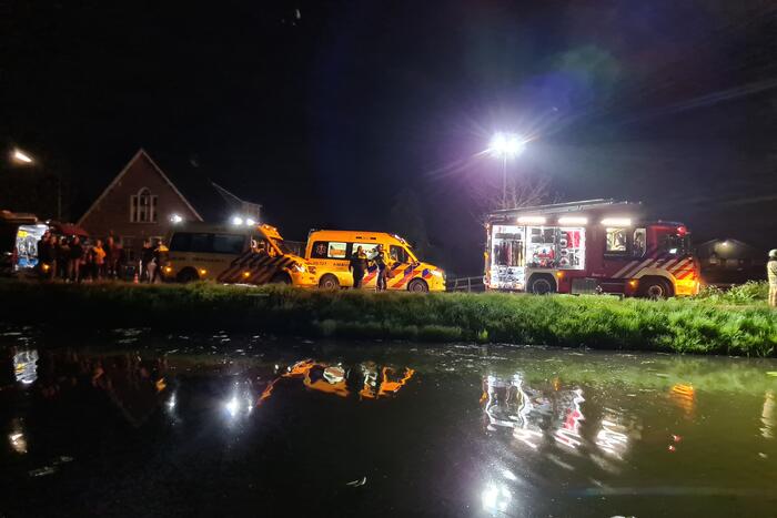 Brommobiel op z'n kop in de sloot