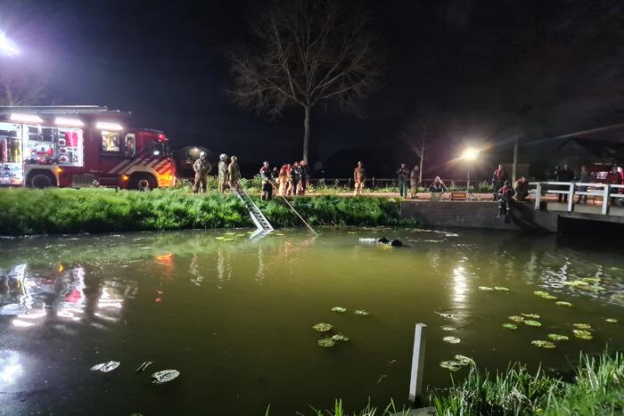 Brommobiel op z'n kop in de sloot